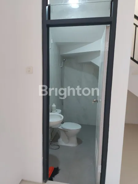 image RUMAH SATELIT UTARA 2 LANTAI BARU GRESS SIAP HUNI LOKASI STRATEGIS (6)