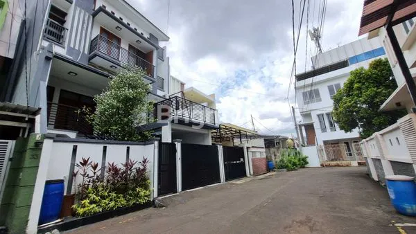 RUMAH MEWAH PALMERAH 4.5 LANTAI FULL FURNISH DIBAWAH HARGA PASAR