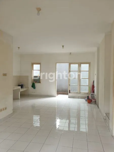 image DISEWAKAN RUMAH 2 LANTAI DI KOTA WISATA CIBUBUR (4)