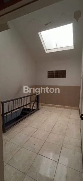 image RUMAH NIRWANA EKSEKUTIF ROW JALAN 3 MOBIL (3)