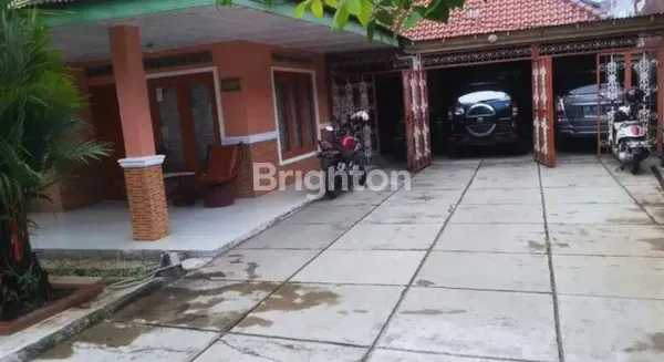 image RUMAH BESAR MUAT PARKIR 6 MOBIL PERCETAKAN NEGARA (6)