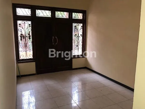 image RUMAH SIAP HUNI DI JALAN BANGKA DEKAT GKB GRESIK (2)