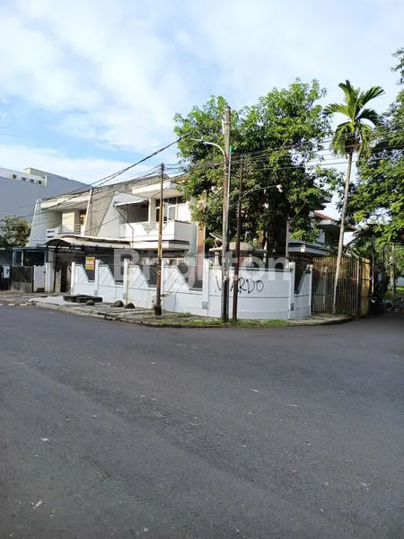RUMAH HOEK DI DURI KOSAMBI