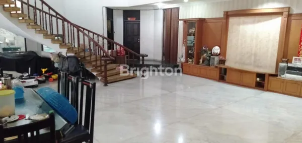 image RUMAH SECOND TERAWAT MEWAH RAYA SATELIT UTARA, COCOK UNTUK USAHA ATAU KANTOR, STRATEGIS, DEKAT RUMAH SAKIT MITRA KELUARGA, ATAP, KUSEN DAN PINTU SEMUA KAYU JATI, LANTAI MARMER (1)