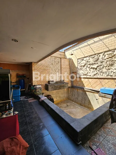 image RUMAH SECOND TERAWAT MEWAH RAYA SATELIT UTARA, COCOK UNTUK USAHA ATAU KANTOR, STRATEGIS, DEKAT RUMAH SAKIT MITRA KELUARGA, ATAP, KUSEN DAN PINTU SEMUA KAYU JATI, LANTAI MARMER (5)