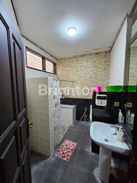 image RUMAH SECOND TERAWAT MEWAH RAYA SATELIT UTARA, COCOK UNTUK USAHA ATAU KANTOR, STRATEGIS, DEKAT RUMAH SAKIT MITRA KELUARGA, ATAP, KUSEN DAN PINTU SEMUA KAYU JATI, LANTAI MARMER (7)