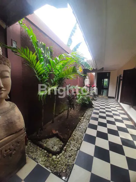 image *RUMAH MEWAH ETNIK HOLLANDIA DEKAT JALAN RAYA DI AREA COLOMADU* (3)