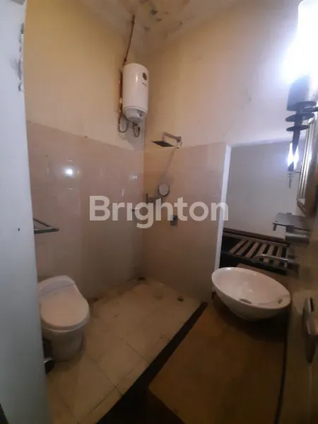 image *RUMAH MEWAH ETNIK HOLLANDIA DEKAT JALAN RAYA DI AREA COLOMADU* (5)