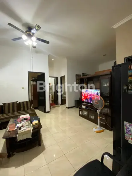 image RUMAH SECOND TERAWAT DI PALM SPRING, DEKAT KETINTANG DAN GAYUNGSARI  (3)