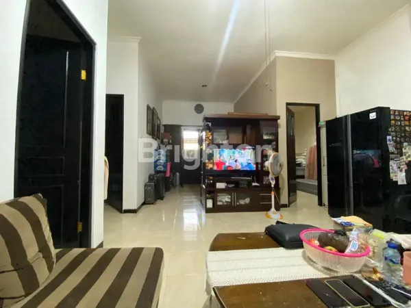 image RUMAH SECOND TERAWAT DI PALM SPRING, DEKAT KETINTANG DAN GAYUNGSARI  (6)