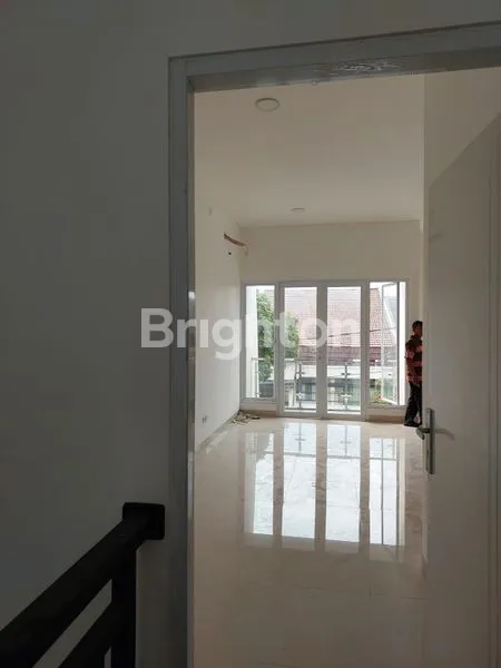 image RUMAH MERUYA KAV DKI 125M2 BRAND NEW BARAT LAUN SHM SIAP HUNI ROW LEBAR 2 MOBIL (7)