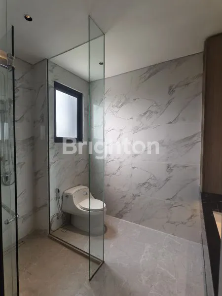 image RUMAH MEWAH 3 LANTAI LOKASI STRATEGIS & INVESTASI MENJANJIKAN (8)