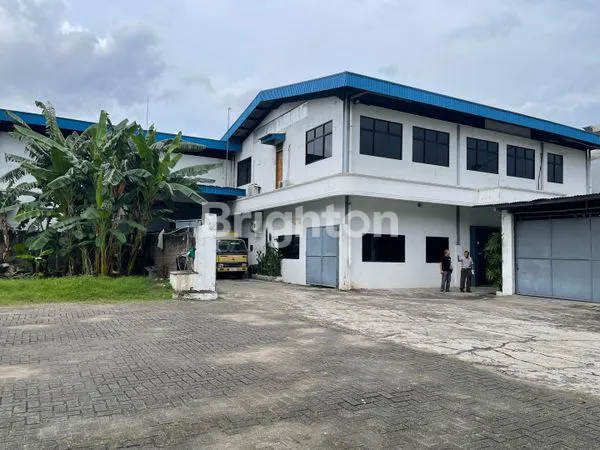 DISEWAKAN ATAU DIJUAL  GUDANG/PABRIK DI JAKBAR HARGA 1,1 M NEGO
