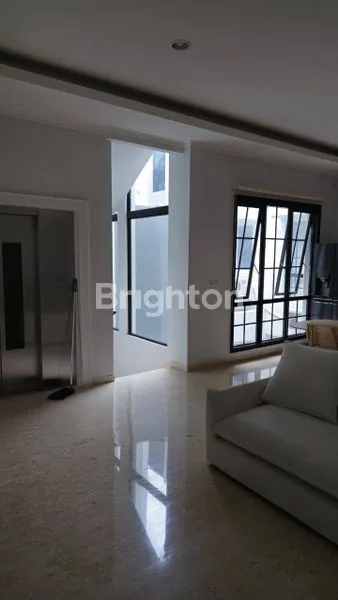 image RUMAH MEWAH DENGAN LIFT SUTERA WINONA ALAM SUTERA TANGERANG SELATAN  (7)