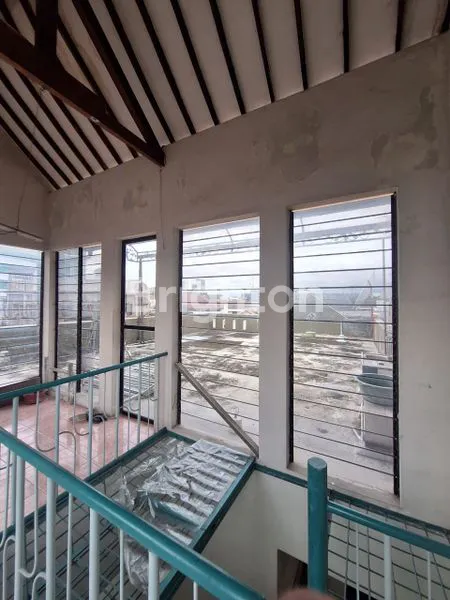 image RUMAH 2,1/2 LANTAI SIAP HUNI  LOK JL.ANGGREK (8)