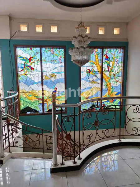 image RUMAH 2,1/2 LANTAI SIAP HUNI  LOK JL.ANGGREK (2)