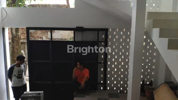 image BANGUNAN SEMI RUKO 2 LANTAI DI MENTENG (4)