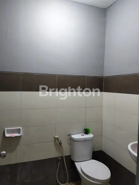 image LOKASI STRATEGIS, PARKIRAN TIDAK BERBAYAR , RUKO COMMPARK 2 1/2 LANTAI, LT 76M,LB -/+ 156M,ADA 2 GUDANG , DI BOULEVARD JALAN ,SEBERANG SHELL..BANGUNAN SUDAH RENOVASI, COCOK UNTUK KANTOR,RESTO DLL,KOTA WISATA, CIBUBUR, GUNUNG PUTRI, BOGOR, JAWA BARAT (3)