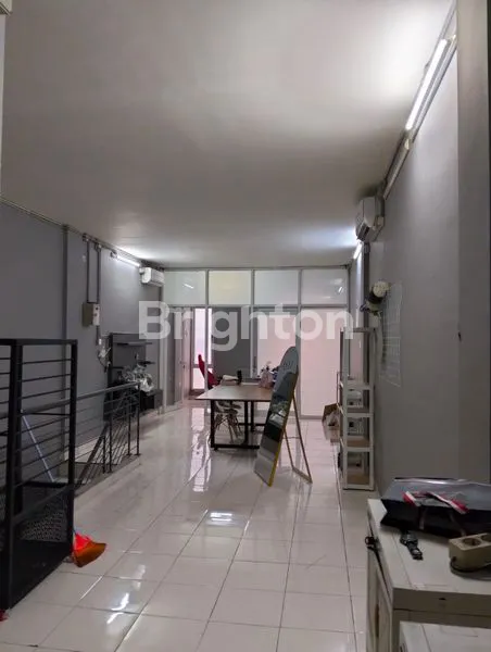 image LOKASI STRATEGIS, PARKIRAN TIDAK BERBAYAR , RUKO COMMPARK 2 1/2 LANTAI, LT 76M,LB -/+ 156M,ADA 2 GUDANG , DI BOULEVARD JALAN ,SEBERANG SHELL..BANGUNAN SUDAH RENOVASI, COCOK UNTUK KANTOR,RESTO DLL,KOTA WISATA, CIBUBUR, GUNUNG PUTRI, BOGOR, JAWA BARAT (4)