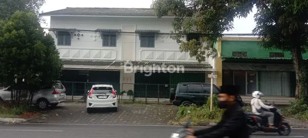 image RUKO BESAR 2 LT LOKASI STRATEGIS PINGGIR JALAN KUSUMANEGARA YOGYAKARTA (1)
