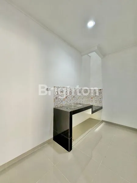 image RUMAH BARU 3 LANTAI BEBAS BANJIR LOKASI STRATEGIS DI TANJUNG DUREN (3)