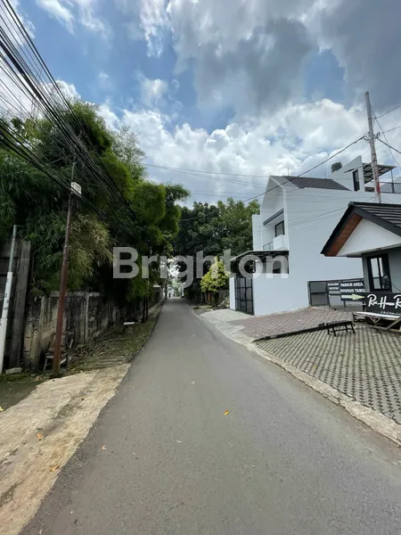 image RUMAH MODERN SIAP HUNI DEKAT PINTU TOLL BRIGIF JAGAKARSA JAKARTA SELATAN (5)