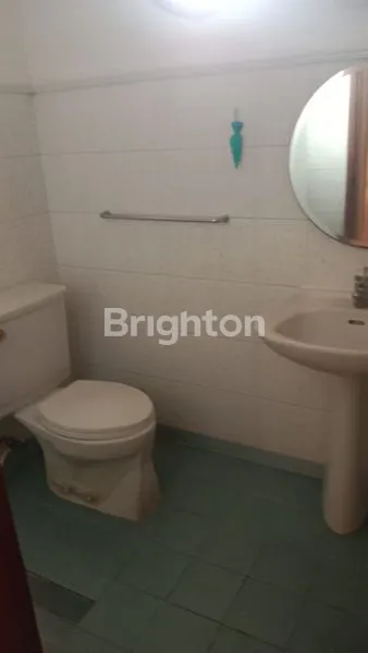 image RUMAH TOWN HOUSE DISEWA 2 LANTAI LOKASI KEREN (8)