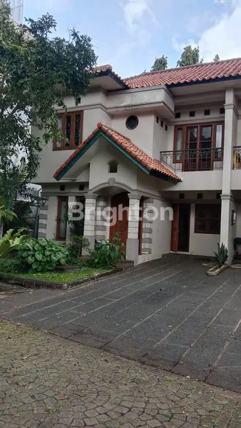 RUMAH TOWN HOUSE DISEWA 2 LANTAI LOKASI KEREN