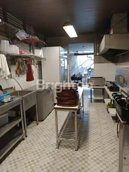 image BANGUNAN KOMERSIAL TERAWAT DI RAYA PANDUGO, SURABAYA (3)