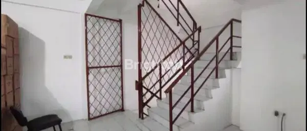 image JUAL RUKO HOOK 3 LANTAI RAYA KLAMPIS ARIEF RAHMAN HAKIM DEKAT RAYA MERR (6)