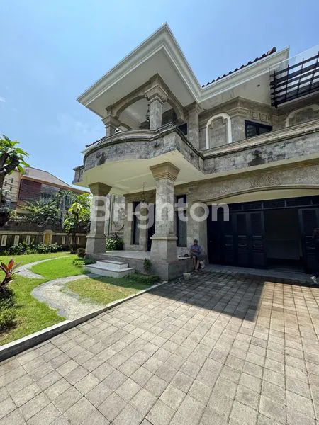 image RUMAH MEWAH CANTIK 2 LANTAI DI RENON (1)