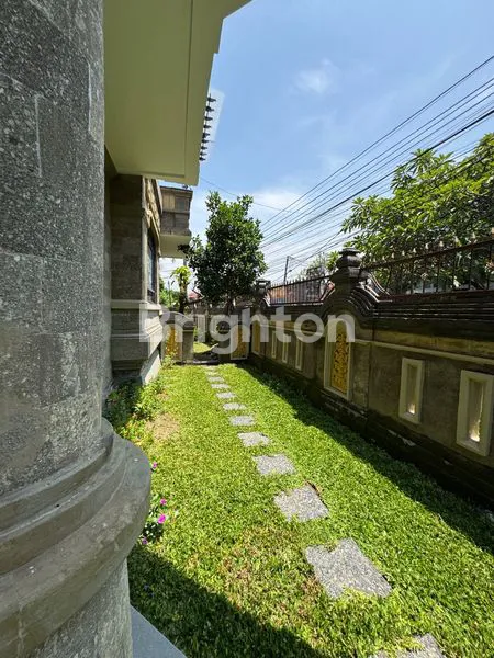 image RUMAH MEWAH CANTIK 2 LANTAI DI RENON (4)