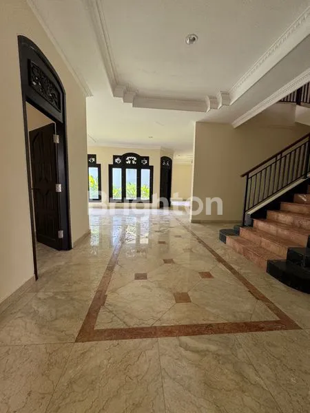 image RUMAH MEWAH CANTIK 2 LANTAI DI RENON (5)