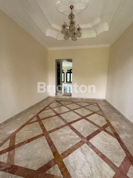 image RUMAH MEWAH CANTIK 2 LANTAI DI RENON (6)