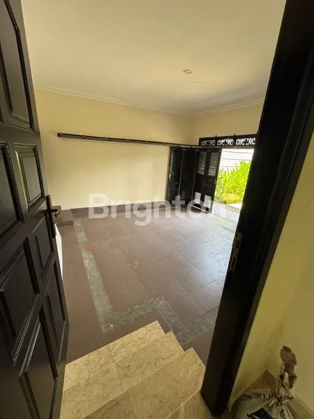 image RUMAH MEWAH CANTIK 2 LANTAI DI RENON (7)