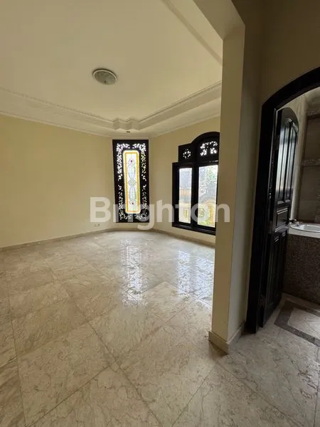image RUMAH MEWAH CANTIK 2 LANTAI DI RENON (8)