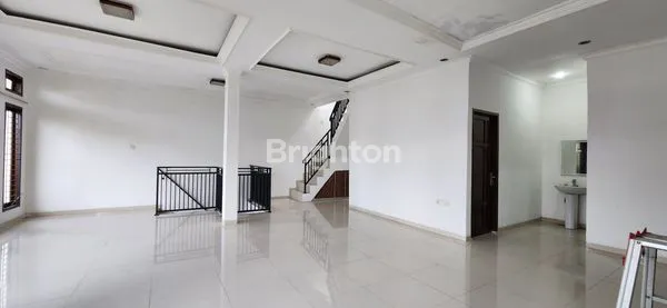 image RUMAH DUA LANTAI DEKAT PANTAI MANGGAR DAN PERUSAHAAN THIESS (5)