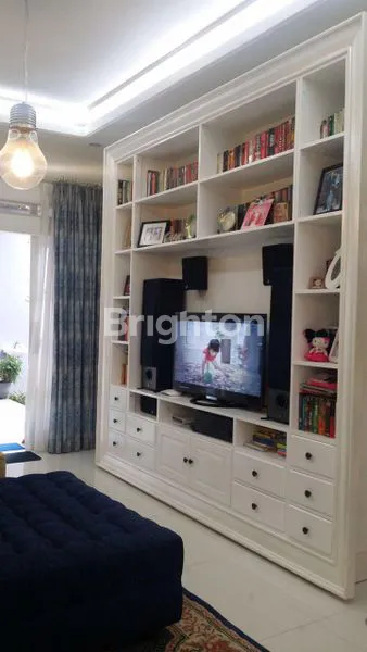 RUMAH DENGAN SWIMMING POOL SEKTOR 3 BINTARO TANGERAMG SELATAN