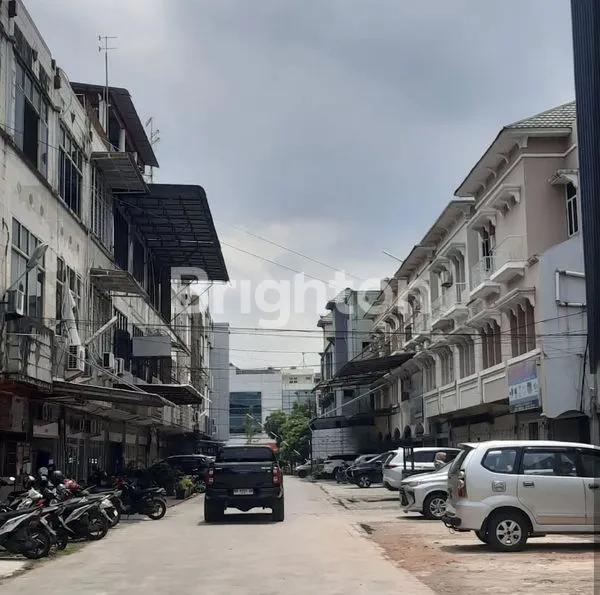 image RUKO 3 LANTAI PREMIUM TAMAN MELLA, DEKAT LIVING WORLD PEKANBARU (3)