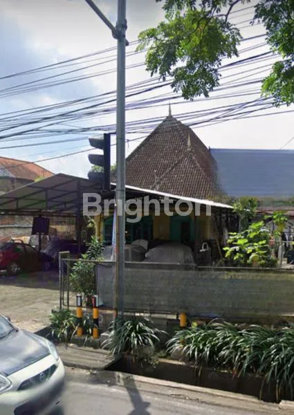 RUMAH HOOK DI PERTIGAAN JALAN RAYA, AREA TENGAH KOTA MALANG.