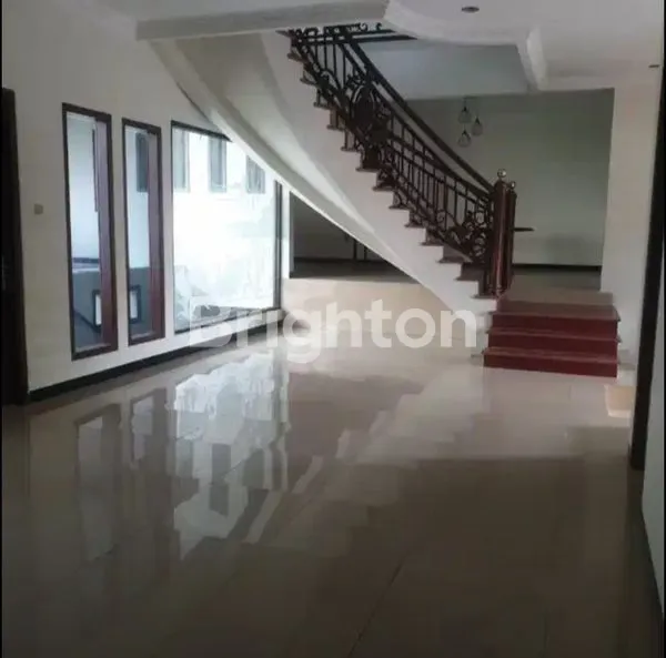 image RUMAH MEGAH 2 LANTAI SIAP PAKAI DI CANDISARI. MINIMAL SEWA 2 TAHUN (2)