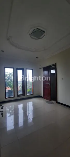 image RUMAH MEGAH 2 LANTAI SIAP PAKAI DI CANDISARI. MINIMAL SEWA 2 TAHUN (3)
