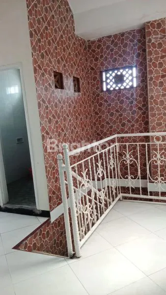image RUMAH 2 LANTAI SEMI FURNISH SIAP HUNI BERSIH TERAWAT DI KLOJEN KOTA MALANG (7)