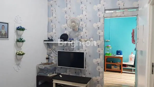 image RUMAH CANTIK"BLUE HOUSE" PERUM JAMBON -AKSES MASUK LANGSUNG DR JALAN PROPINSI-ROW JALAN 2 MOBIL-25MENIT SBY TOL-DEKAT ALFAMART,INDOMARET,BNI,BRI,KANTOR POS,TERMINAL-SECURITY 24 JAM-KLOSET DUDUK & JONGKOK-FULL GRANIT-DAPUR-RUANG CUCI-CARPORT 1 MO (1)