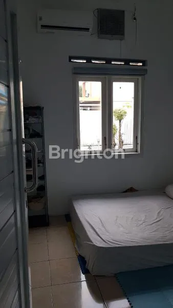 image RUMAH CANTIK"BLUE HOUSE" PERUM JAMBON -AKSES MASUK LANGSUNG DR JALAN PROPINSI-ROW JALAN 2 MOBIL-25MENIT SBY TOL-DEKAT ALFAMART,INDOMARET,BNI,BRI,KANTOR POS,TERMINAL-SECURITY 24 JAM-KLOSET DUDUK & JONGKOK-FULL GRANIT-DAPUR-RUANG CUCI-CARPORT 1 MO (8)