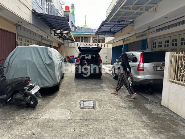 RUMAH 4 LANTAI DI JEMBATAN 2 ( RUKO HUNIAN ) JAKARTA BARAT