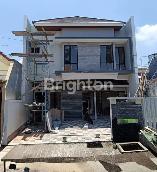 image LANGKA LOKASI STRATEGIS MURAHH BURUAN RUMAH 2 LANTAI MINIMALIS KONTEMPORER WISMA PERMAI (1)