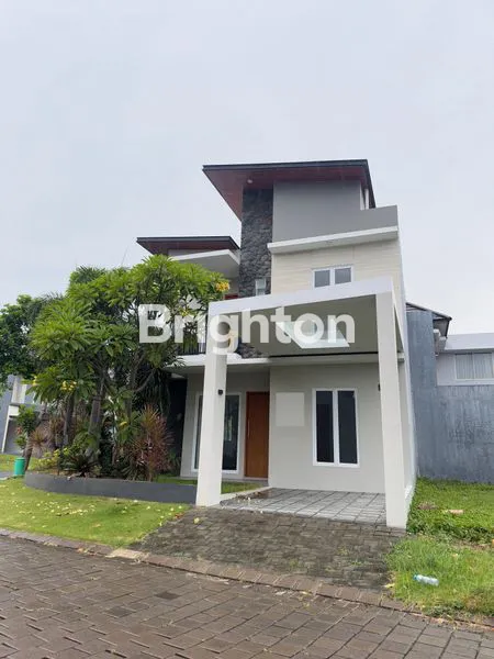 image RUMAH MINIMALIS GRAHA NATURA 2 LANTAI SPLIT LEVEL (1)