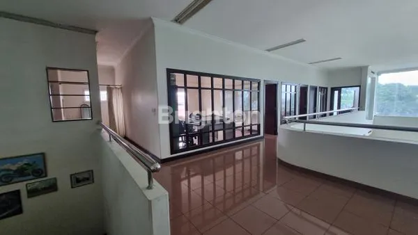 image GEDUNG SHOWROOM MOTOR 2 LANTAI SIAP DIPAKAI DI JALAN RAYA CIKUPA (5)