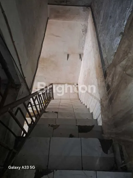 image RUMAH 2 1/2 LANTAI PADEMANGAN (3)